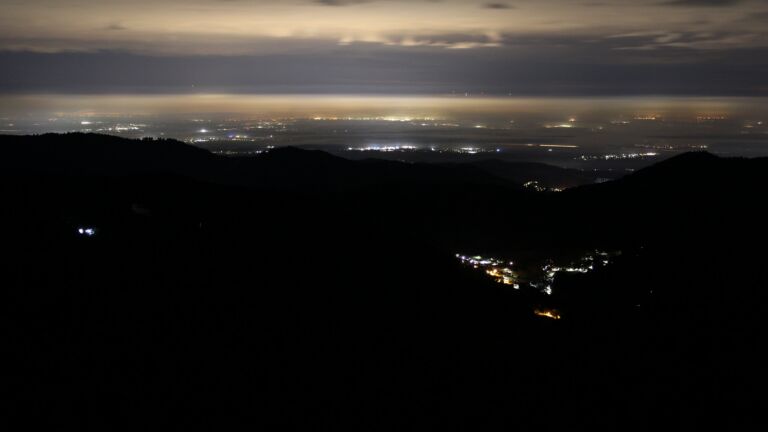 Dieses Bild zeigt eine Webcam-Aufnahme vom Achertal, aufgenommen am Dienstag, den 10.02.2026 um 01:00 Uhr. Die Temperatur betrug 4.3°C.