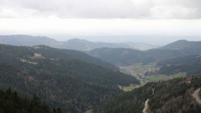 Dieses Bild zeigt eine Webcam-Aufnahme vom Achertal, aufgenommen am Dienstag, den 17.03.2026 um 15:20 Uhr. Die Temperatur betrug 5.9°C.