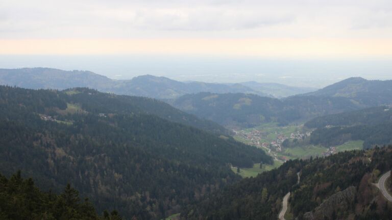 Dieses Bild zeigt eine Webcam-Aufnahme vom Achertal, aufgenommen am Mittwoch, den 15.04.2026 um 17:40 Uhr. Die Temperatur betrug 8.8°C.