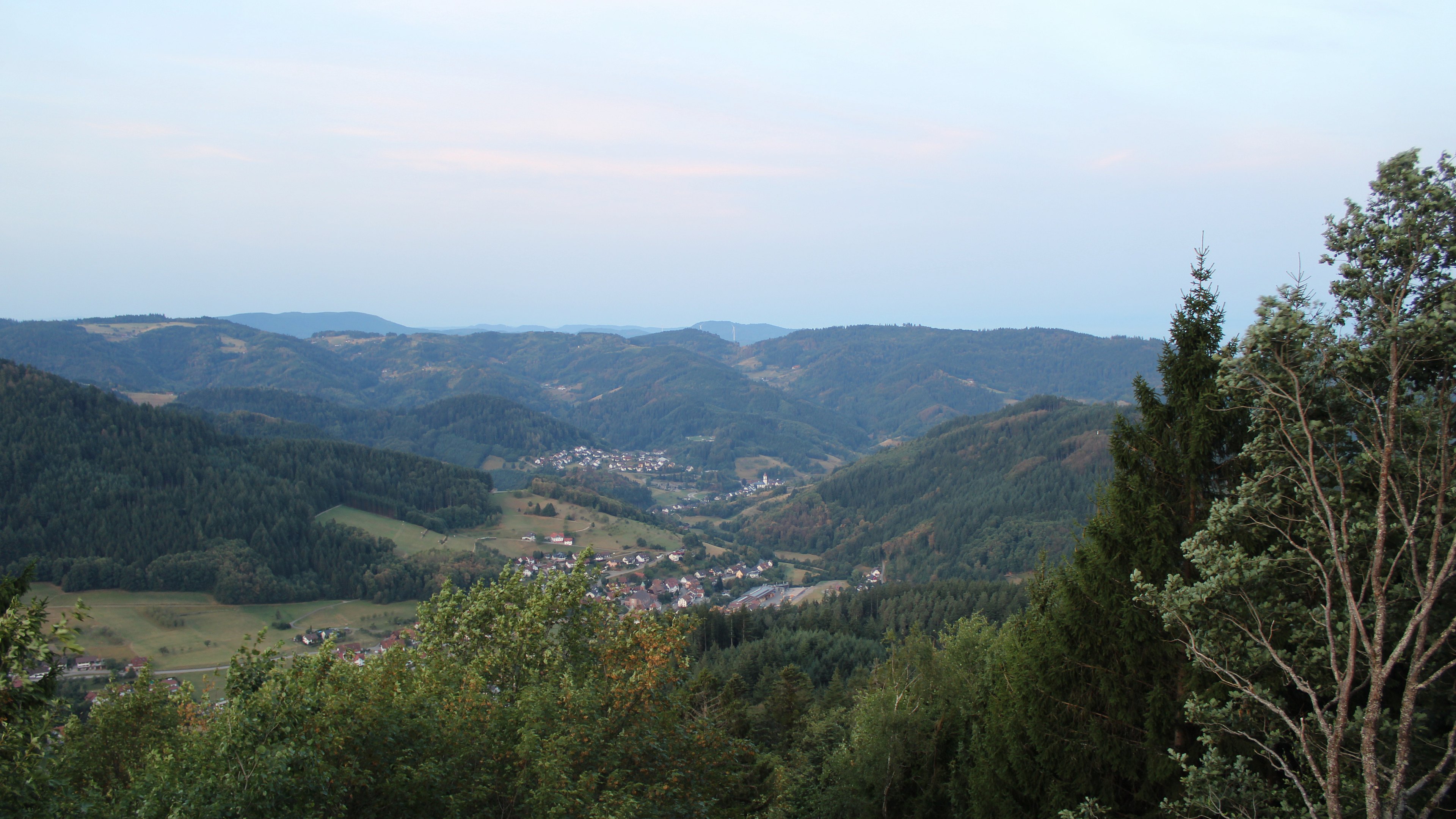 Dieses Bild zeigt eine Webcam-Aufnahme vom Achertal, aufgenommen am Donnerstag, den 27.08.2026 um 06:40 Uhr. Die Temperatur betrug 23°C.