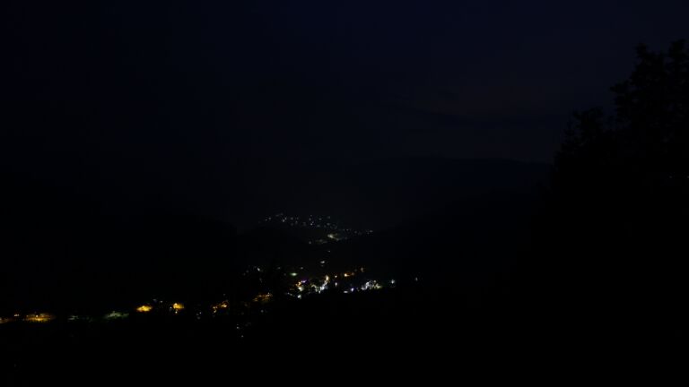Dieses Bild zeigt eine Webcam-Aufnahme vom Achertal, aufgenommen am Sonntag, den 19.07.2026 um 04:30 Uhr. Die Temperatur betrug 14.9°C.