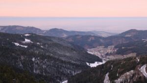 Dieses Bild zeigt eine Webcam-Aufnahme vom Achertal, aufgenommen am Sonntag, den 23.11.2025 um 07:50 Uhr. Die Temperatur betrug -2.4°C.