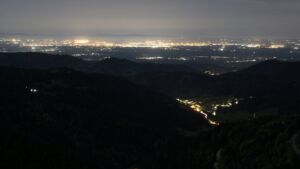 Dieses Bild zeigt eine Webcam-Aufnahme vom Achertal, aufgenommen am Sonntag, den 26.04.2026 um 23:30 Uhr. Die Temperatur betrug 9.6°C.