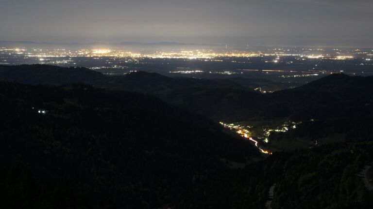 Dieses Bild zeigt eine Webcam-Aufnahme vom Achertal, aufgenommen am Sonntag, den 26.04.2026 um 23:30 Uhr. Die Temperatur betrug 9.6°C.
