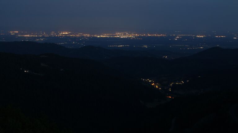 Dieses Bild zeigt eine Webcam-Aufnahme vom Achertal, aufgenommen am Samstag, den 21.06.2025 um 04:20 Uhr. Die Temperatur betrug 15.4°C.