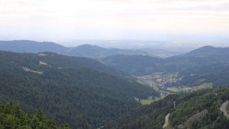 Dieses Bild zeigt eine Webcam-Aufnahme vom Achertal, aufgenommen am Montag, den 23.06.2025 um 17:50 Uhr. Die Temperatur betrug 16.7°C.