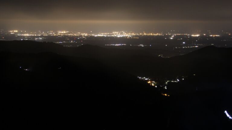 Dieses Bild zeigt eine Webcam-Aufnahme vom Achertal, aufgenommen am Sonntag, den 25.05.2025 um 02:30 Uhr. Die Temperatur betrug 6.8°C.