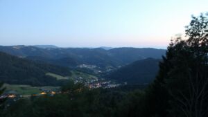 Dieses Bild zeigt eine Webcam-Aufnahme vom Achertal, aufgenommen am Donnerstag, den 09.07.2026 um 22:10 Uhr. Die Temperatur betrug 21.4°C.