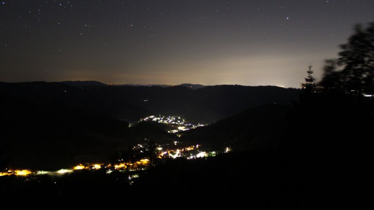 Dieses Bild zeigt eine Webcam-Aufnahme vom Achertal, aufgenommen am Freitag, den 19.06.2026 um 01:00 Uhr. Die Temperatur betrug 25.6°C.