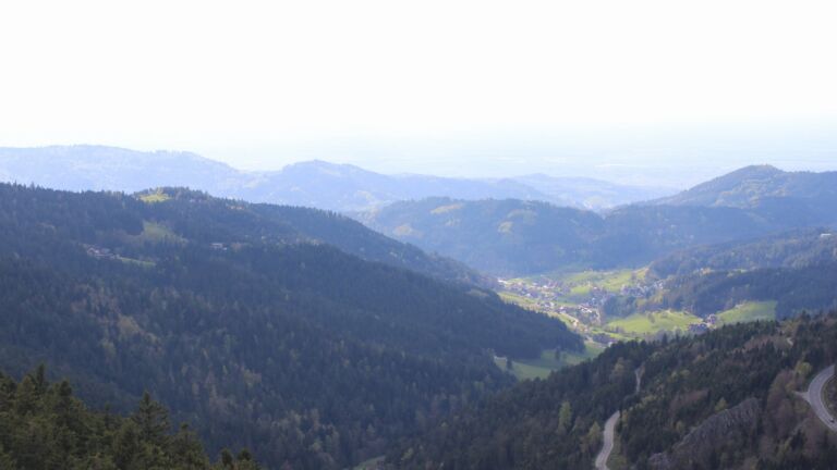 Dieses Bild zeigt eine Webcam-Aufnahme vom Achertal, aufgenommen am Freitag, den 17.04.2026 um 17:10 Uhr. Die Temperatur betrug 14.5°C.