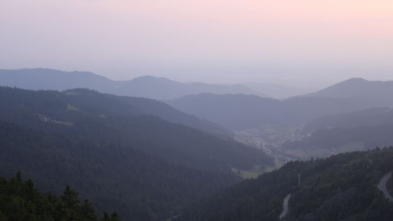 Dieses Bild zeigt eine Webcam-Aufnahme vom Achertal, aufgenommen am Dienstag, den 10.06.2025 um 21:40 Uhr. Die Temperatur betrug 14.4°C.