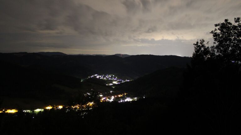 Dieses Bild zeigt eine Webcam-Aufnahme vom Achertal, aufgenommen am Freitag, den 21.08.2026 um 03:00 Uhr. Die Temperatur betrug 16°C.