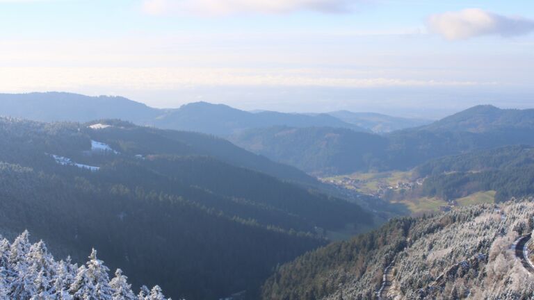 Dieses Bild zeigt eine Webcam-Aufnahme vom Achertal, aufgenommen am Donnerstag, den 27.11.2025 um 14:10 Uhr. Die Temperatur betrug -0.8°C.