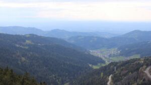 Dieses Bild zeigt eine Webcam-Aufnahme vom Achertal, aufgenommen am Dienstag, den 22.04.2025 um 17:30 Uhr. Die Temperatur betrug 11.7°C.