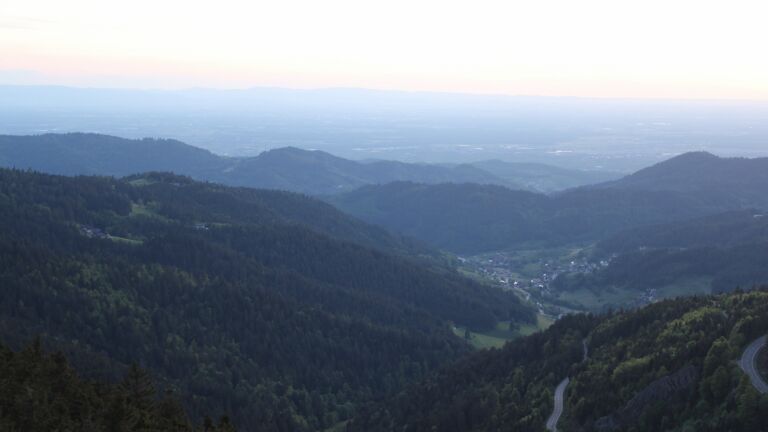 Dieses Bild zeigt eine Webcam-Aufnahme vom Achertal, aufgenommen am Sonntag, den 11.05.2025 um 21:10 Uhr. Die Temperatur betrug 12.8°C.