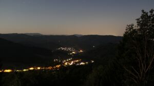 Dieses Bild zeigt eine Webcam-Aufnahme vom Achertal, aufgenommen am Mittwoch, den 29.07.2026 um 22:50 Uhr. Die Temperatur betrug 28.5°C.