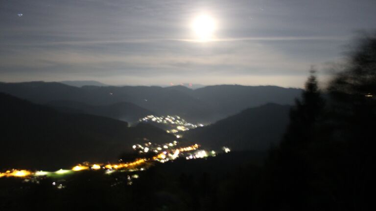 Dieses Bild zeigt eine Webcam-Aufnahme vom Achertal, aufgenommen am Montag, den 19.10.2026 um 23:30 Uhr. Die Temperatur betrug 9.2°C.