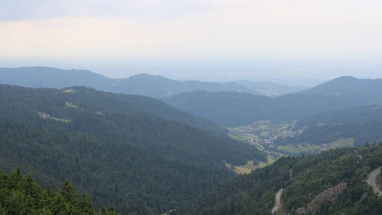 Dieses Bild zeigt eine Webcam-Aufnahme vom Achertal, aufgenommen am Dienstag, den 15.07.2025 um 17:30 Uhr. Die Temperatur betrug 15.8°C.