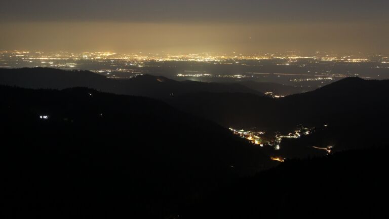 Dieses Bild zeigt eine Webcam-Aufnahme vom Achertal, aufgenommen am Freitag, den 20.03.2026 um 20:10 Uhr. Die Temperatur betrug 5.4°C.