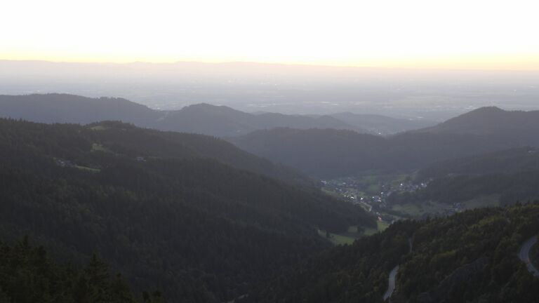 Dieses Bild zeigt eine Webcam-Aufnahme vom Achertal, aufgenommen am Donnerstag, den 18.09.2025 um 19:50 Uhr. Die Temperatur betrug 16.5°C.