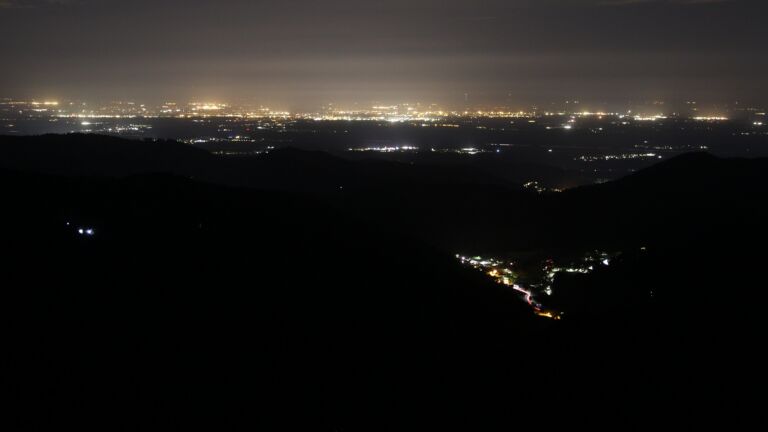 Dieses Bild zeigt eine Webcam-Aufnahme vom Achertal, aufgenommen am Sonntag, den 19.04.2026 um 04:20 Uhr. Die Temperatur betrug 10.9°C.