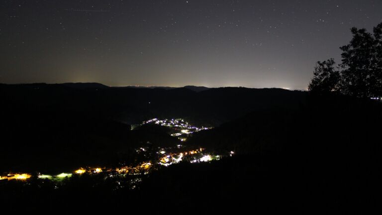 Dieses Bild zeigt eine Webcam-Aufnahme vom Achertal, aufgenommen am Dienstag, den 13.10.2026 um 03:30 Uhr. Die Temperatur betrug 10.9°C.