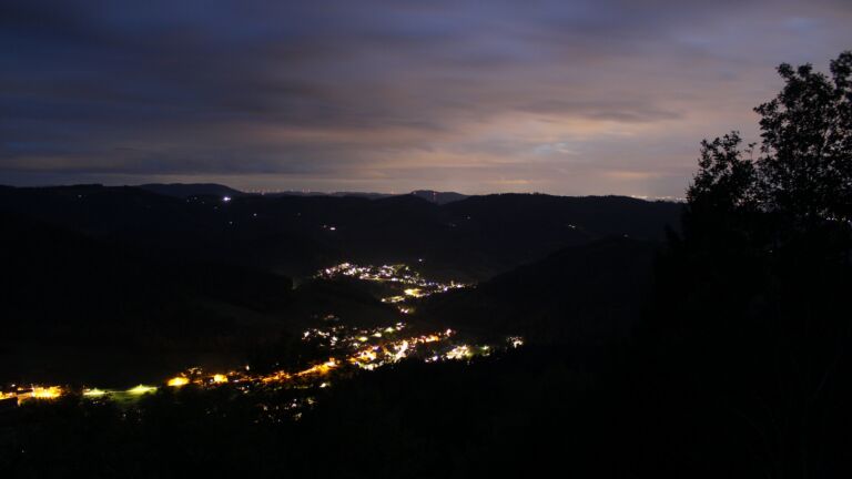 Dieses Bild zeigt eine Webcam-Aufnahme vom Achertal, aufgenommen am Sonntag, den 11.10.2026 um 19:40 Uhr. Die Temperatur betrug 7.4°C.