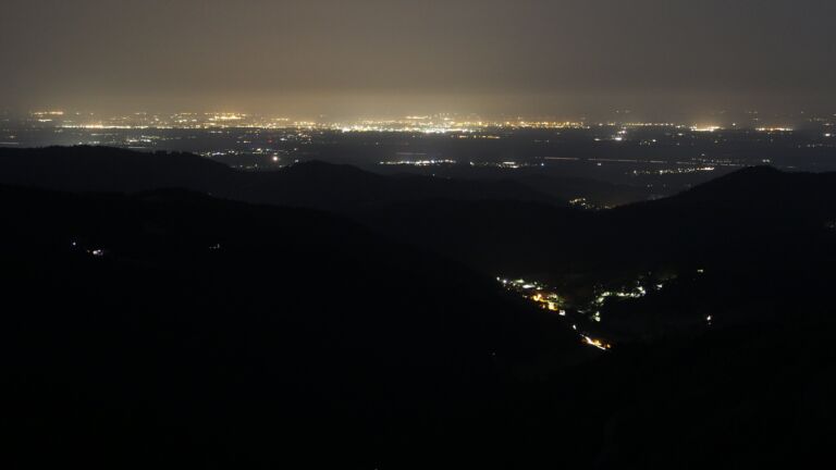 Dieses Bild zeigt eine Webcam-Aufnahme vom Achertal, aufgenommen am Samstag, den 14.06.2025 um 01:30 Uhr. Die Temperatur betrug 20.3°C.