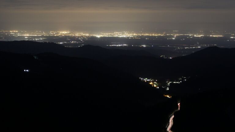Dieses Bild zeigt eine Webcam-Aufnahme vom Achertal, aufgenommen am Samstag, den 28.02.2026 um 05:00 Uhr. Die Temperatur betrug 6.7°C.