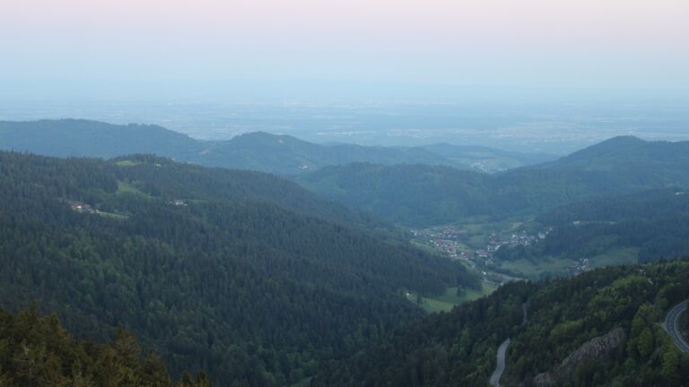 Dieses Bild zeigt eine Webcam-Aufnahme vom Achertal, aufgenommen am Sonntag, den 11.05.2025 um 05:50 Uhr. Die Temperatur betrug 9°C.