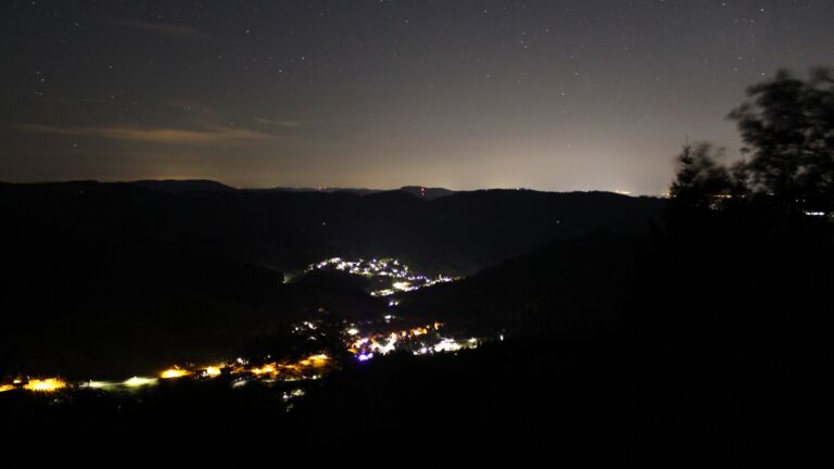 Dieses Bild zeigt eine Webcam-Aufnahme vom Achertal, aufgenommen am Sonntag, den 23.08.2026 um 02:30 Uhr. Die Temperatur betrug 13.2°C.
