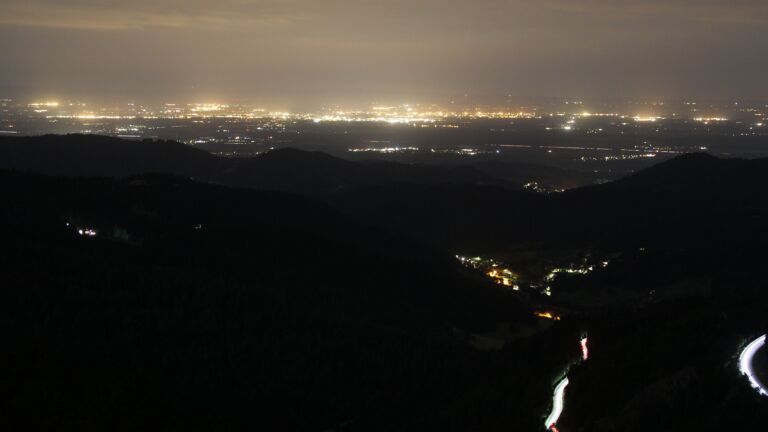 Dieses Bild zeigt eine Webcam-Aufnahme vom Achertal, aufgenommen am Mittwoch, den 16.07.2025 um 03:30 Uhr. Die Temperatur betrug 13°C.