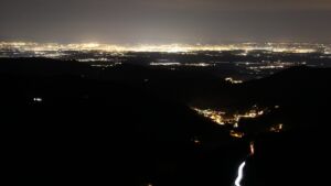 Dieses Bild zeigt eine Webcam-Aufnahme vom Achertal, aufgenommen am Dienstag, den 09.12.2025 um 21:00 Uhr. Die Temperatur betrug 10.5°C.