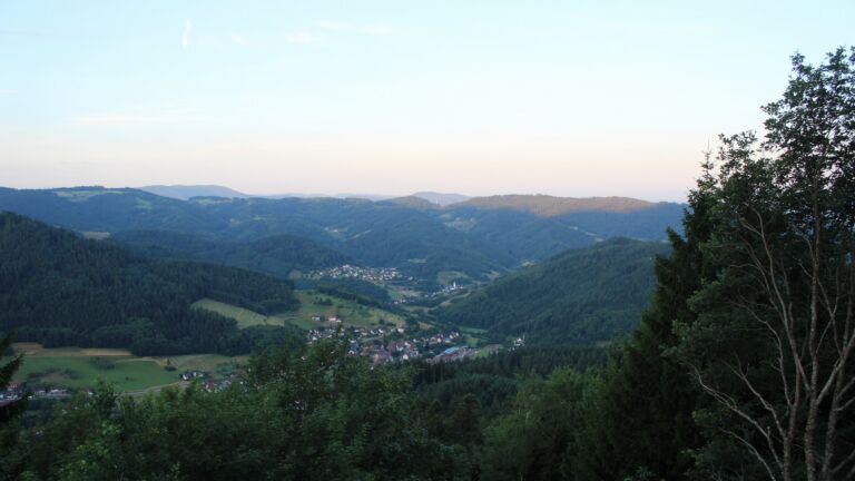 Dieses Bild zeigt eine Webcam-Aufnahme vom Achertal, aufgenommen am Montag, den 06.07.2026 um 06:00 Uhr. Die Temperatur betrug 15.1°C.