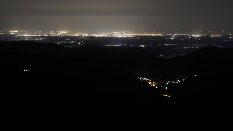 Dieses Bild zeigt eine Webcam-Aufnahme vom Achertal, aufgenommen am Samstag, den 21.06.2025 um 02:50 Uhr. Die Temperatur betrug 15.5°C.