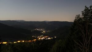 Dieses Bild zeigt eine Webcam-Aufnahme vom Achertal, aufgenommen am Mittwoch, den 29.07.2026 um 23:30 Uhr. Die Temperatur betrug 28.7°C.