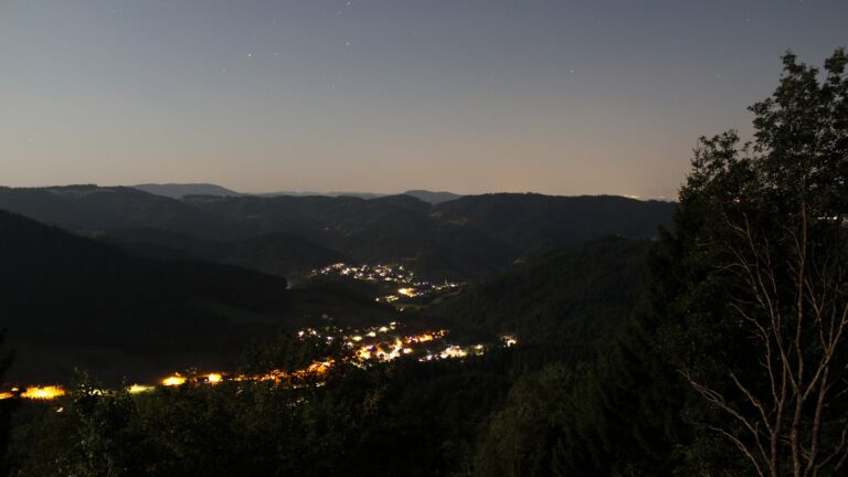 Dieses Bild zeigt eine Webcam-Aufnahme vom Achertal, aufgenommen am Mittwoch, den 29.07.2026 um 23:30 Uhr. Die Temperatur betrug 28.7°C.
