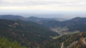 Dieses Bild zeigt eine Webcam-Aufnahme vom Achertal, aufgenommen am Samstag, den 01.11.2025 um 14:10 Uhr. Die Temperatur betrug 12.1°C.