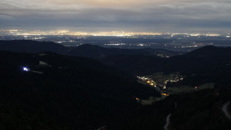 Dieses Bild zeigt eine Webcam-Aufnahme vom Achertal, aufgenommen am Samstag, den 06.12.2025 um 04:30 Uhr. Die Temperatur betrug 1.6°C.