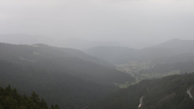 Dieses Bild zeigt eine Webcam-Aufnahme vom Achertal, aufgenommen am Freitag, den 01.08.2025 um 07:20 Uhr. Die Temperatur betrug 12.4°C.