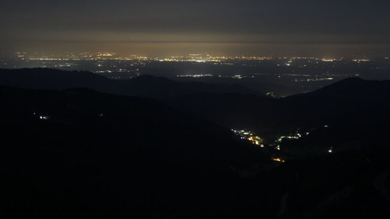 Dieses Bild zeigt eine Webcam-Aufnahme vom Achertal, aufgenommen am Sonntag, den 17.08.2025 um 04:30 Uhr. Die Temperatur betrug 13.2°C.