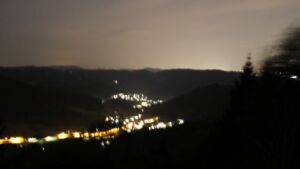 Dieses Bild zeigt eine Webcam-Aufnahme vom Achertal, aufgenommen am Montag, den 03.08.2026 um 23:30 Uhr. Die Temperatur betrug 28.9°C.