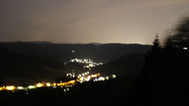 Dieses Bild zeigt eine Webcam-Aufnahme vom Achertal, aufgenommen am Montag, den 03.08.2026 um 23:30 Uhr. Die Temperatur betrug 28.9°C.