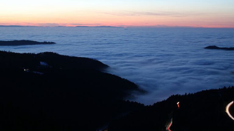 Dieses Bild zeigt eine Webcam-Aufnahme vom Achertal, aufgenommen am Montag, den 19.01.2026 um 18:00 Uhr. Die Temperatur betrug 7.5°C.