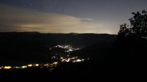 Dieses Bild zeigt eine Webcam-Aufnahme vom Achertal, aufgenommen am Freitag, den 07.08.2026 um 01:00 Uhr. Die Temperatur betrug 16.8°C.