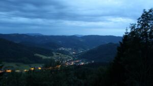 Dieses Bild zeigt eine Webcam-Aufnahme vom Achertal, aufgenommen am Montag, den 08.06.2026 um 22:10 Uhr. Die Temperatur betrug 15.8°C.