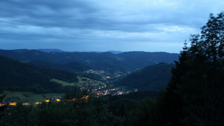 Dieses Bild zeigt eine Webcam-Aufnahme vom Achertal, aufgenommen am Montag, den 08.06.2026 um 22:10 Uhr. Die Temperatur betrug 15.8°C.