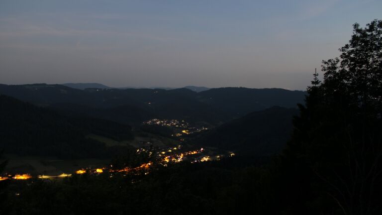 Dieses Bild zeigt eine Webcam-Aufnahme vom Achertal, aufgenommen am Dienstag, den 26.05.2026 um 22:20 Uhr. Die Temperatur betrug 23.8°C.