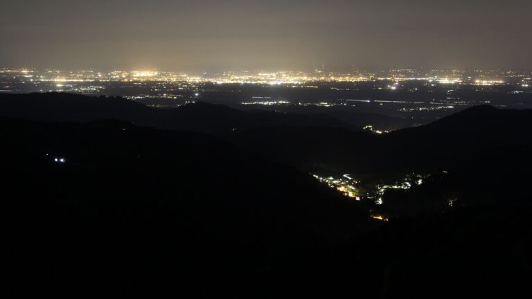 Dieses Bild zeigt eine Webcam-Aufnahme vom Achertal, aufgenommen am Samstag, den 02.05.2026 um 22:30 Uhr. Die Temperatur betrug 16.8°C.