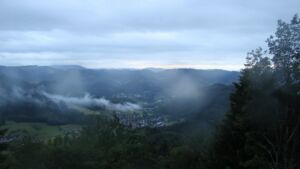 Dieses Bild zeigt eine Webcam-Aufnahme vom Achertal, aufgenommen am Freitag, den 12.06.2026 um 21:00 Uhr. Die Temperatur betrug 12.8°C.